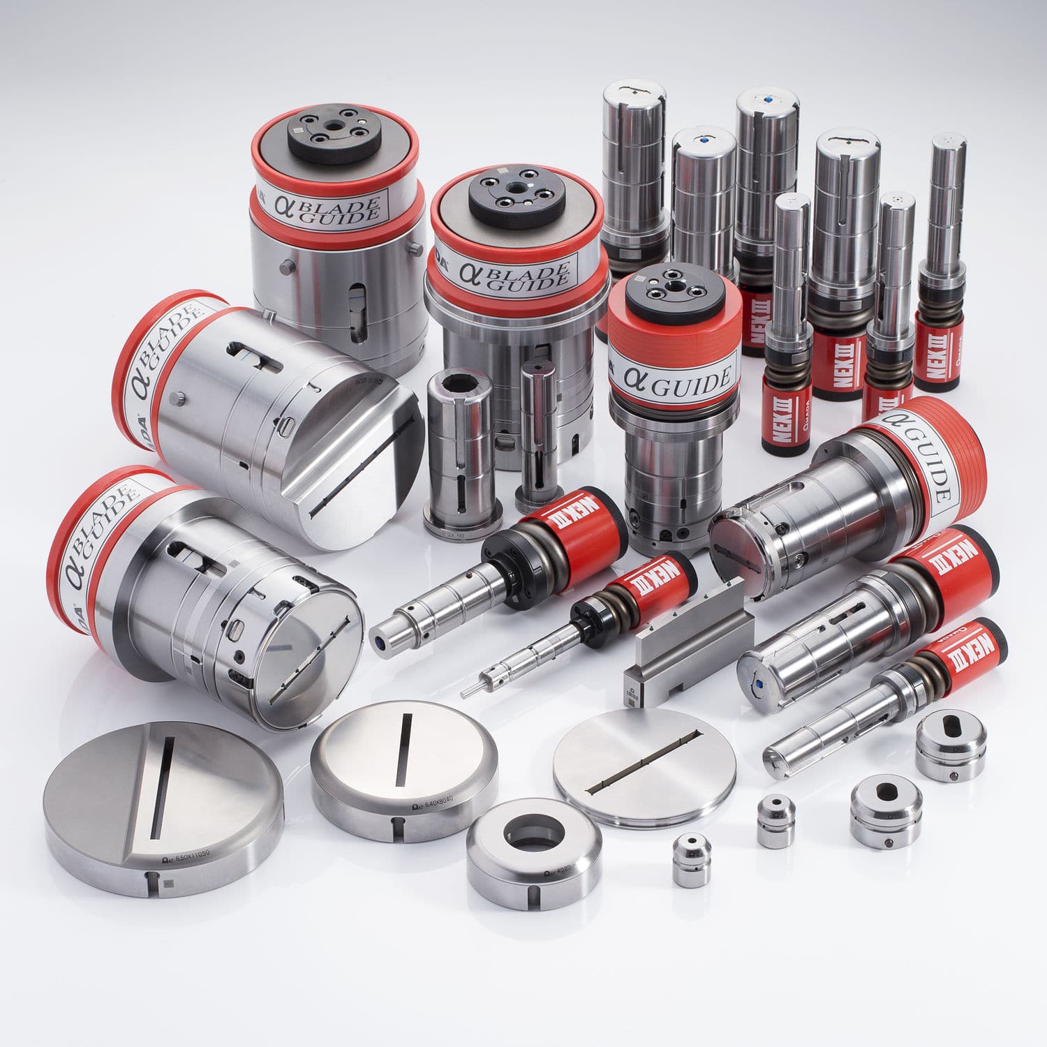 AMADA tooling3 Az Amada speciális szerszámokat gyárt élhajlító gépekhez és stancgépekhez.